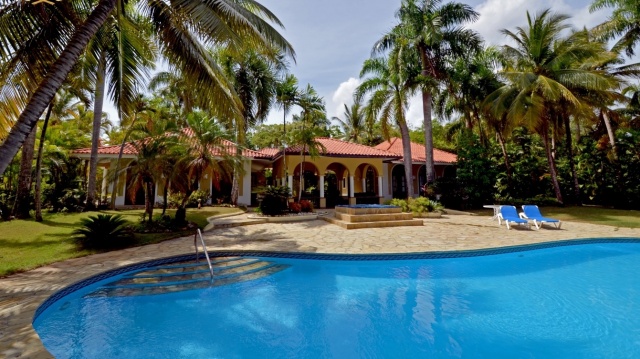 villa for senior living in the DR, view with pool
